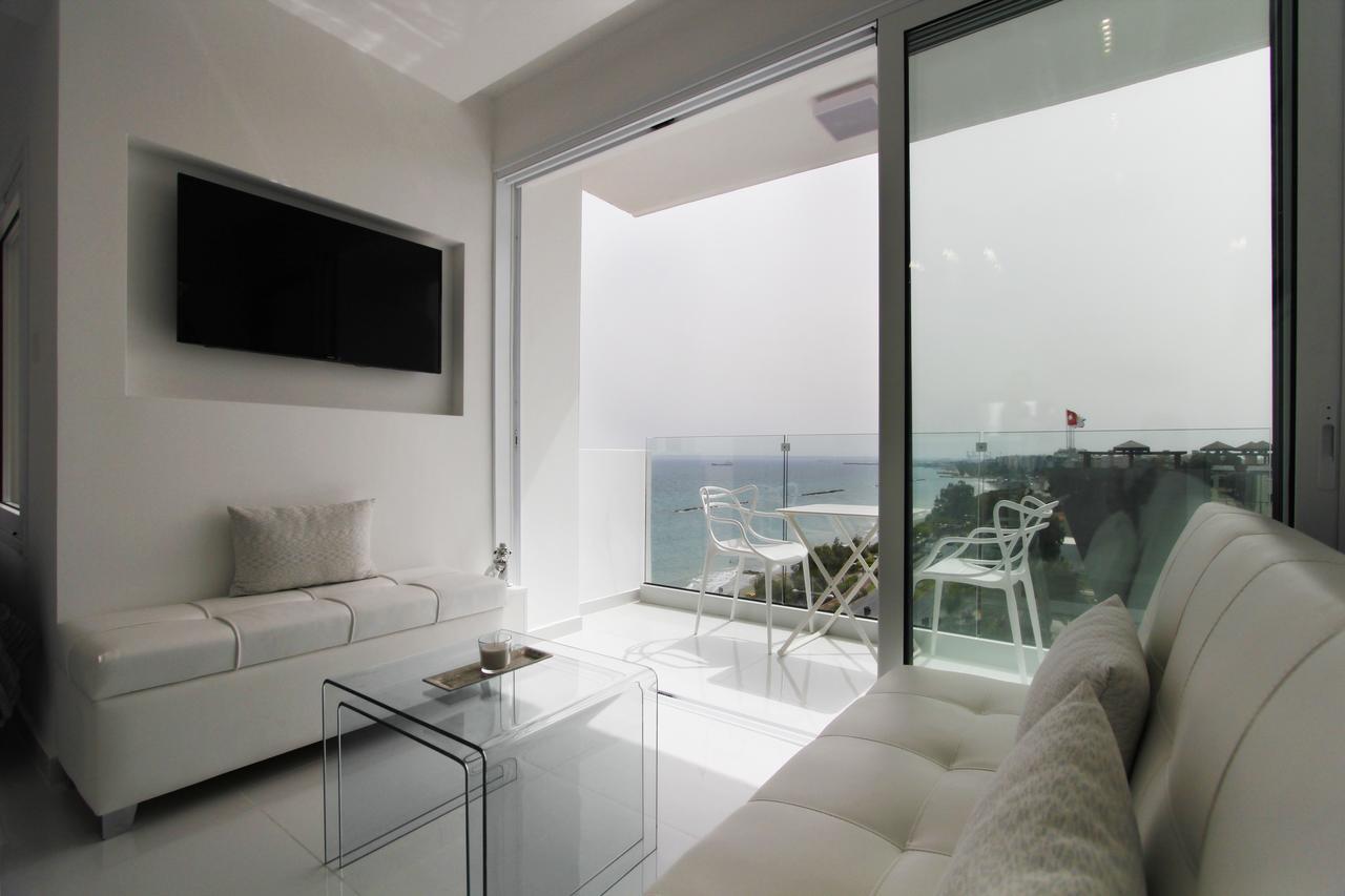 The White Pearl Suite - Beach Front City Centre With Sea View. Lemesos Exteriér fotografie